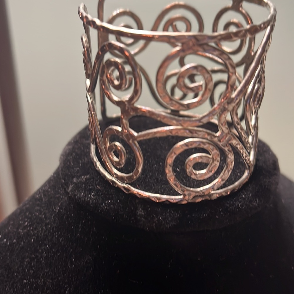 Br24. Silver colored cuff bracelet. - Picture 2 of 5